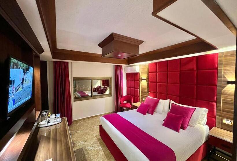 آپارتمان یک خوابه با دری مشترک که هال را جدا می کند., Petra Sella