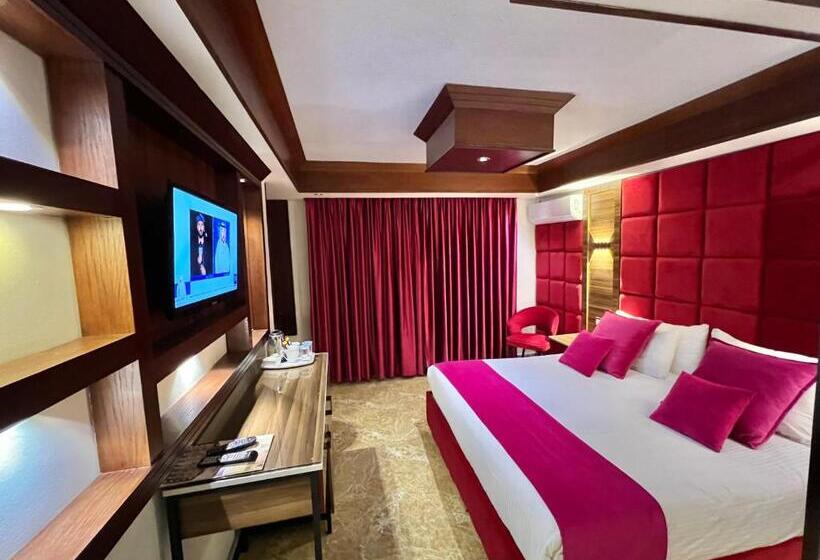 آپارتمان یک خوابه با دری مشترک که هال را جدا می کند., Petra Sella