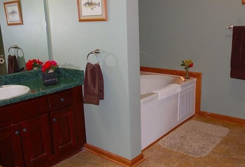 חדר סטנדרט, Long Mountain Lodge Bed & Breakfast