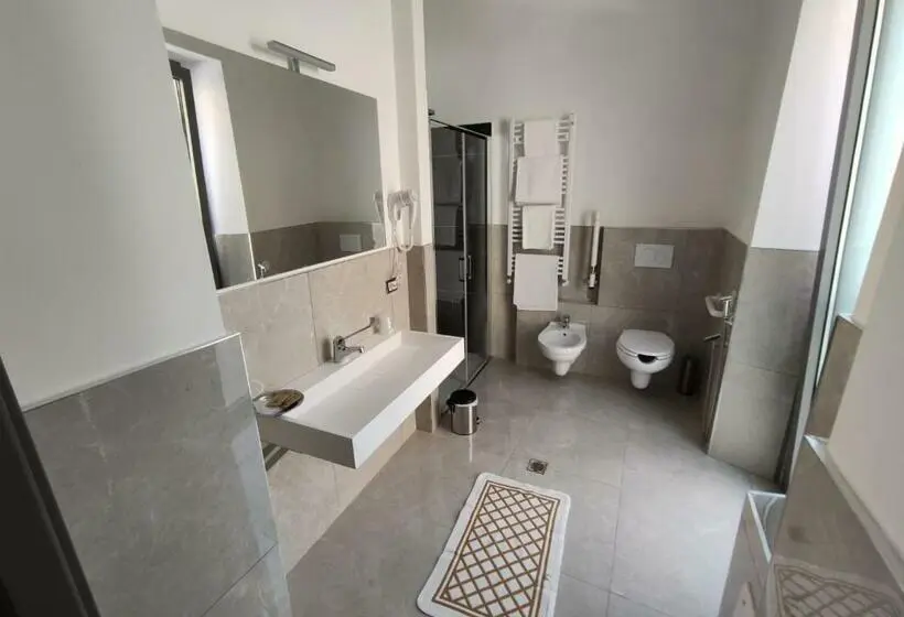اتاق استاندارد یک نفره, Novara