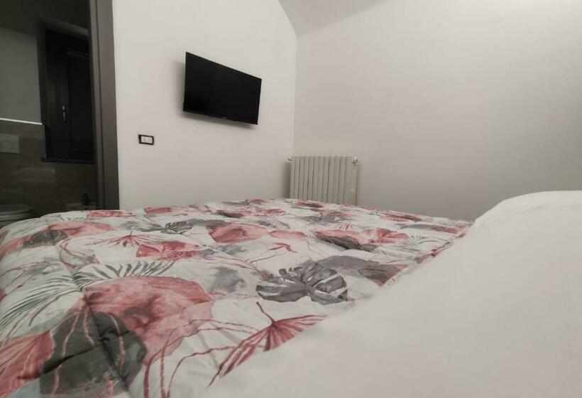 اتاق استاندارد سه نفره, Novara