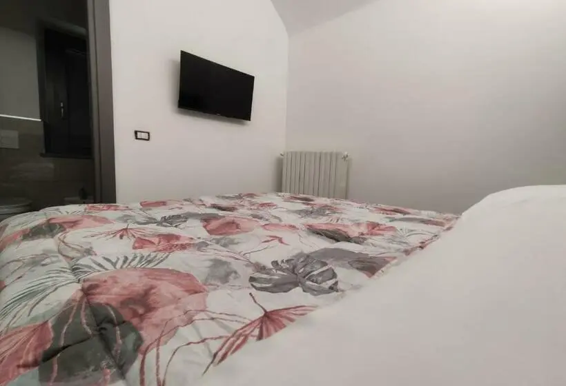 اتاق استاندارد سه نفره, Novara