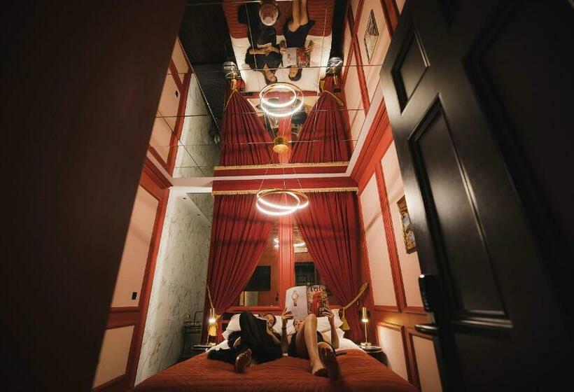 اتاق سوپریور با تخت دو نفره بزرگ, Impossible Motel