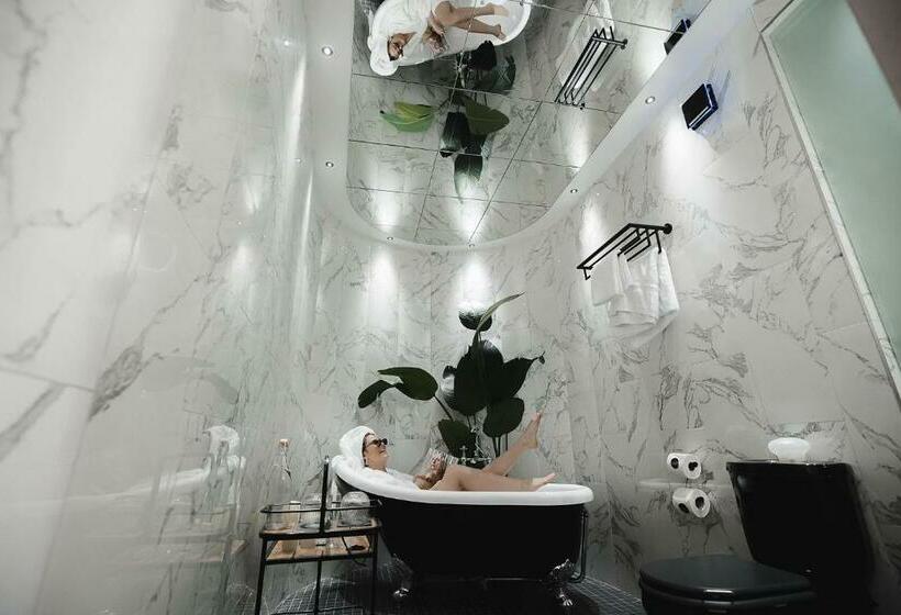 اتاق سوپریور با تخت دو نفره بزرگ, Impossible Motel