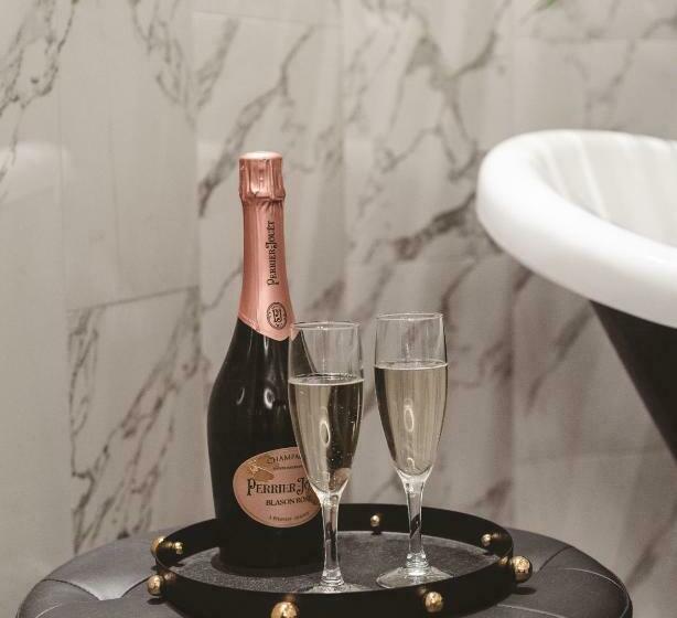 اتاق سوپریور با تخت دو نفره بزرگ, Impossible Motel