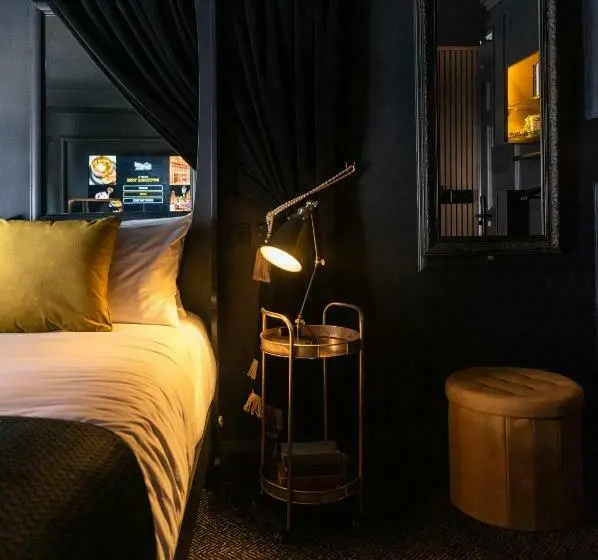 اتاق لوکس, Impossible Motel