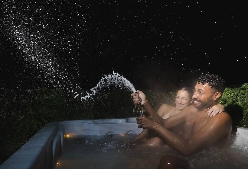 اتاق استاندارد با وان آب گرم, Impossible Motel