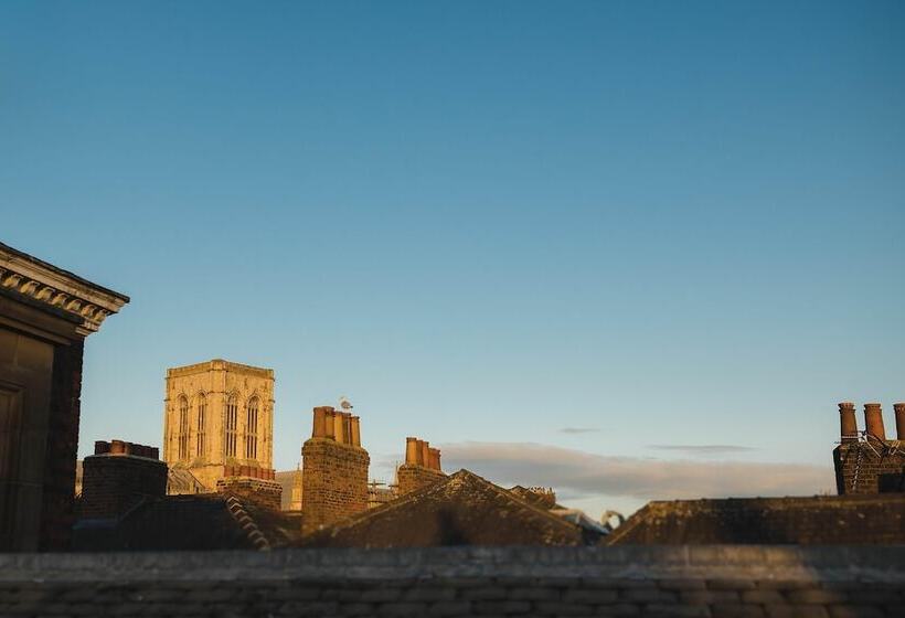 اتاق استاندارد با وان آب گرم, Impossible Motel