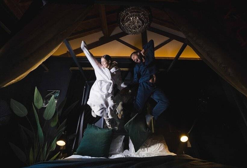 اتاق استاندارد با وان آب گرم, Impossible Motel