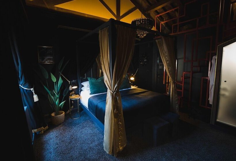 اتاق استاندارد با وان آب گرم, Impossible Motel