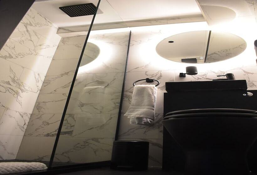 اتاق لوکس, Impossible Motel