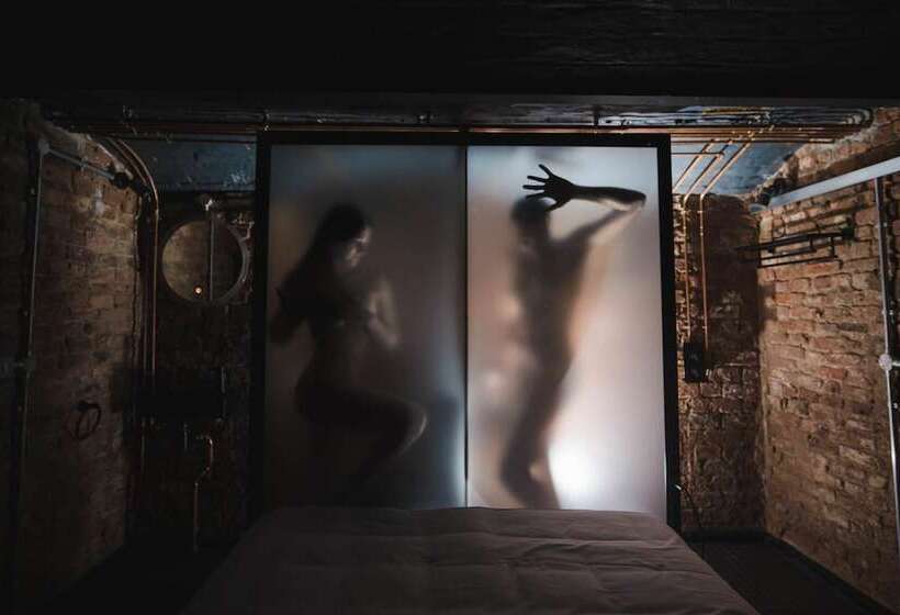 اتاق سوپریور, Impossible Motel