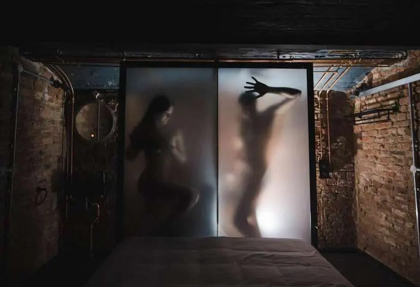اتاق سوپریور, Impossible Motel