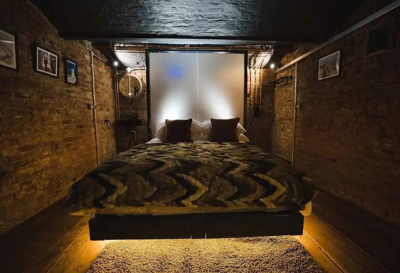 اتاق سوپریور, Impossible Motel
