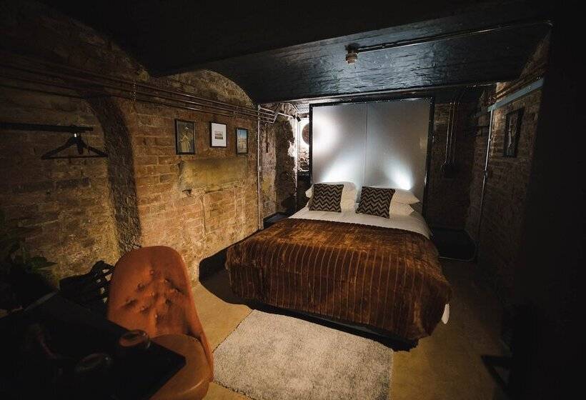 اتاق سوپریور, Impossible Motel