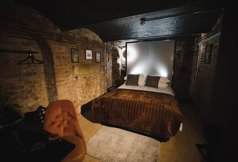 اتاق سوپریور, Impossible Motel