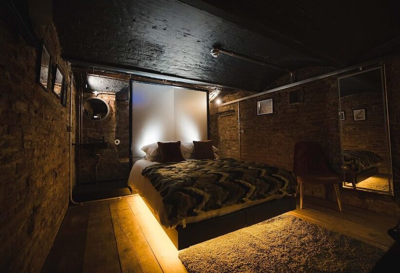 اتاق سوپریور, Impossible Motel