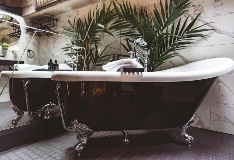 اتاق لوکس با تخت بزرگ, Impossible Motel