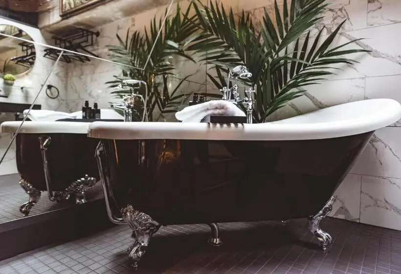 اتاق لوکس با تخت بزرگ, Impossible Motel