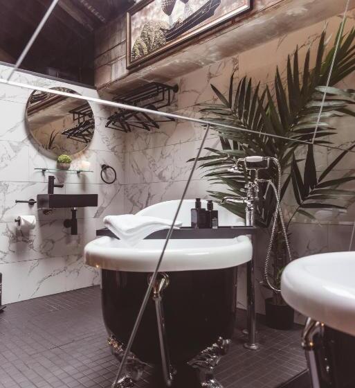 اتاق لوکس با تخت بزرگ, Impossible Motel