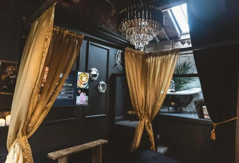 اتاق لوکس با تخت بزرگ, Impossible Motel
