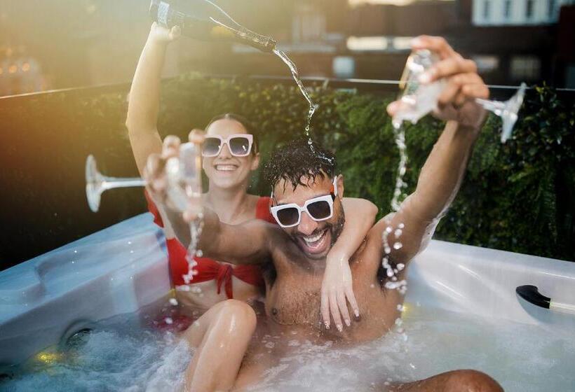 اتاق استاندارد با تخت بزرگ, Impossible Motel