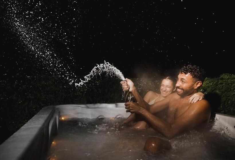 اتاق استاندارد با تخت بزرگ, Impossible Motel