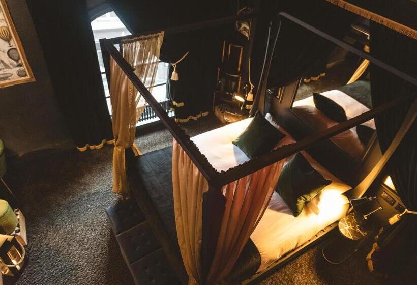 اتاق استاندارد با تخت بزرگ, Impossible Motel