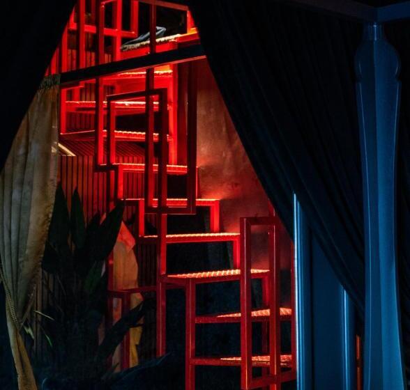 اتاق استاندارد با تخت بزرگ, Impossible Motel