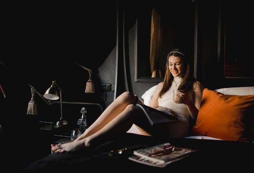 اتاق استاندارد با تخت بزرگ, Impossible Motel