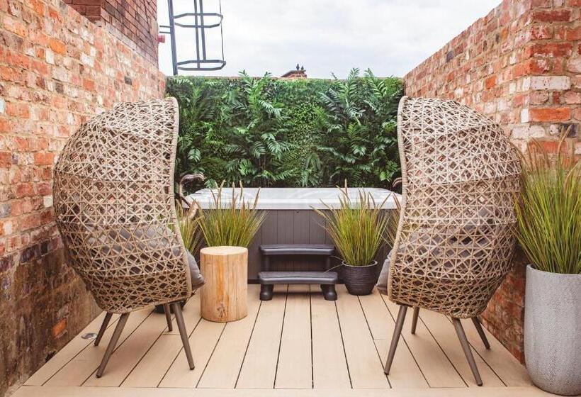 اتاق استاندارد با وان آب گرم, Impossible Motel