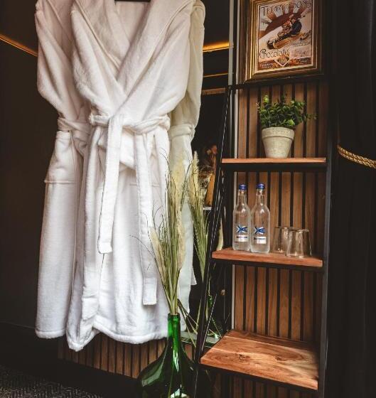 اتاق استاندارد با وان آب گرم, Impossible Motel