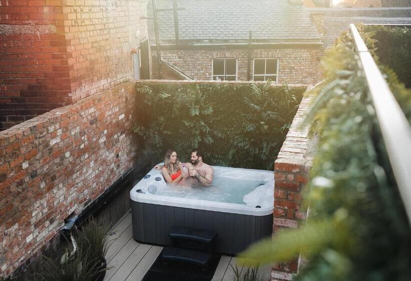 اتاق استاندارد با وان آب گرم, Impossible Motel