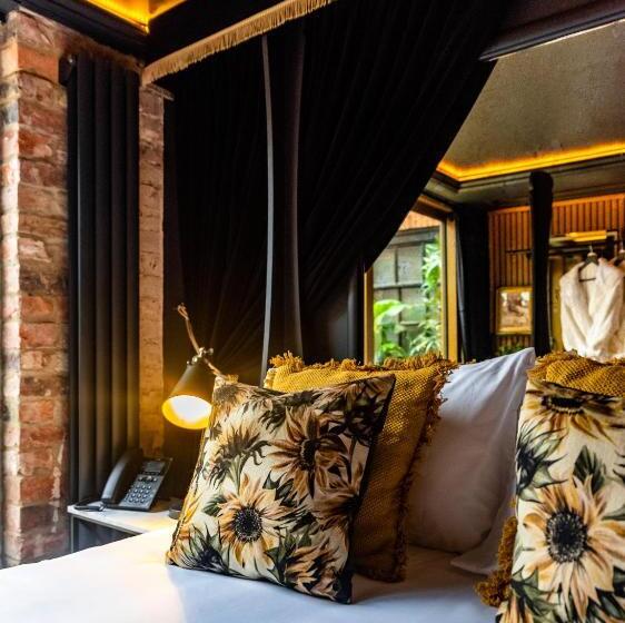 اتاق استاندارد با وان آب گرم, Impossible Motel