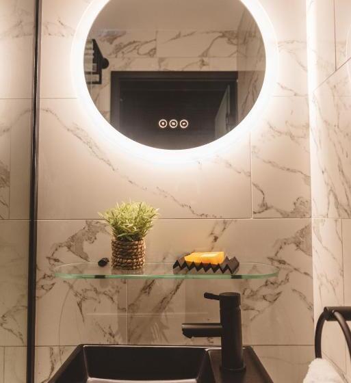 اتاق سوپریور, Impossible Motel