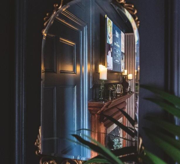 اتاق سوپریور, Impossible Motel