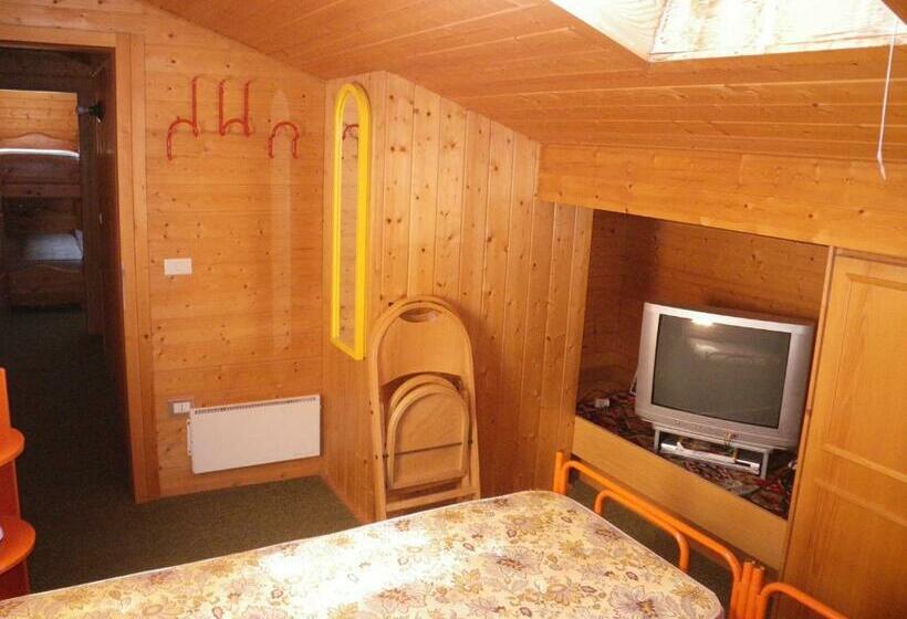 חדר סטנדרט לשלושה, Carezza Units, Dolomites