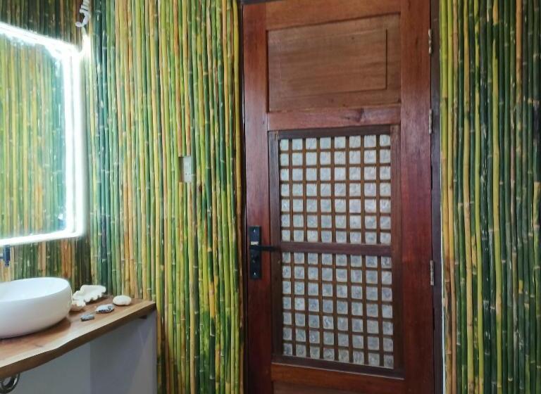 اتاق خانوادگی با چشم‌انداز دریا, Miley Lodging Restobar