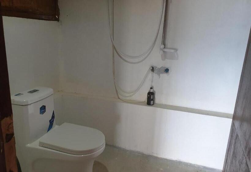 بانگلوی استاندارد با چشم‌انداز دریا, Miley Lodging Restobar