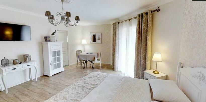 带大床的高级房间, Chambres D Hôtes Et Gîtes Les Restanques