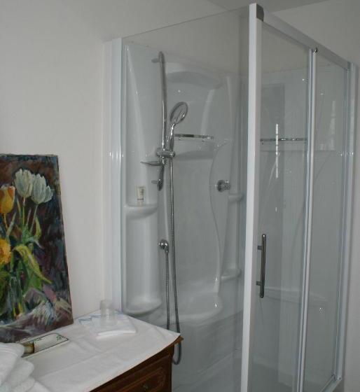 غرفة قياسية مع حمام خارجي, Lantrennou