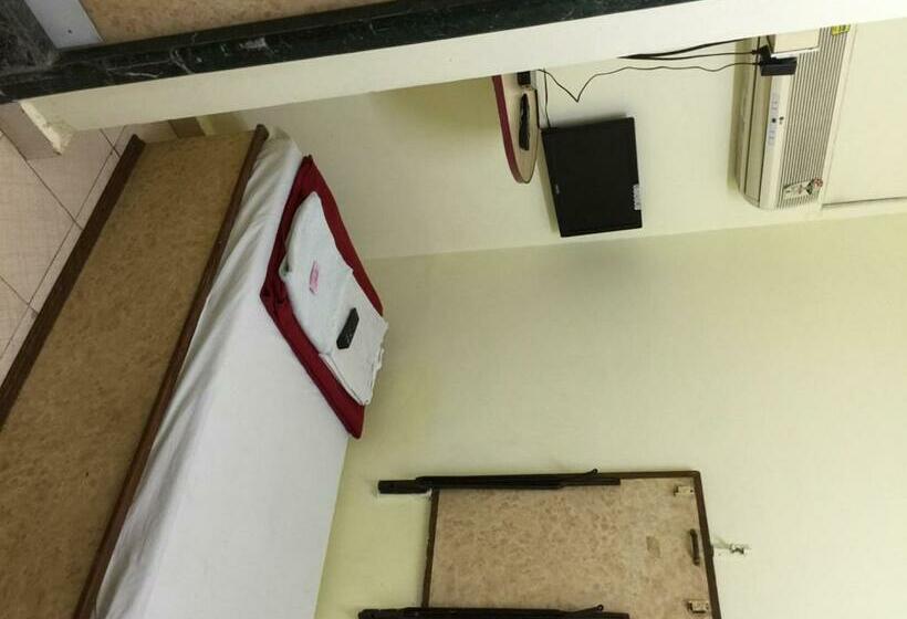 Economy Yhden Hengen Huone, Aaditya Palace