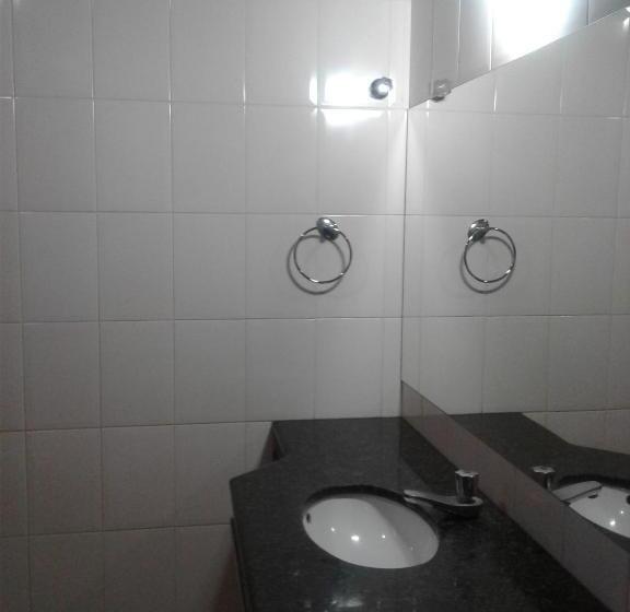 标准三人间, Centerminas Palace