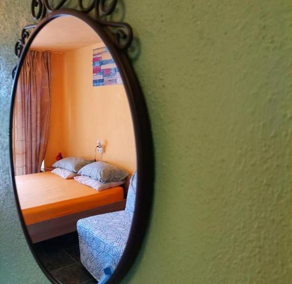 إستديو عائلى, вила фани синеморец