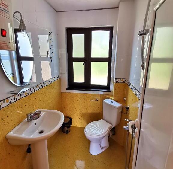 إستديو عائلى, вила фани синеморец