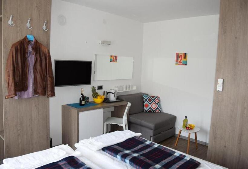 اتاق لوکس سه تخته, Sms Studios