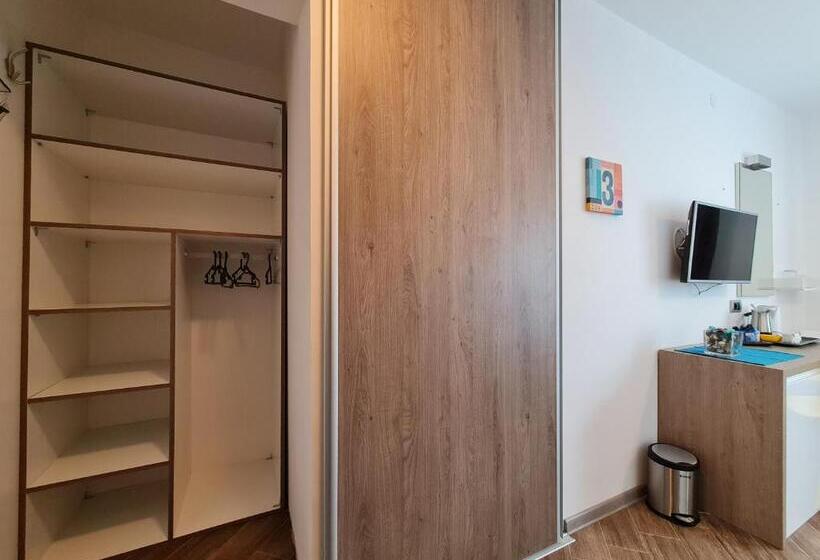 اتاق لوکس, Sms Studios