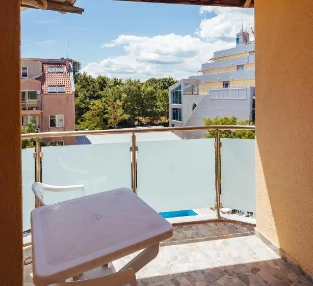 Habitació Triple Estàndard amb Balcó, Elitza