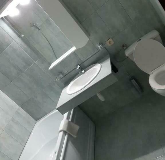 غرفة قياسية ثلاثية مزودة بشرفة, River