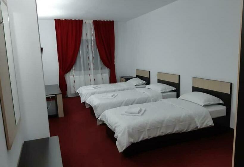 غرفة قياسية ثلاثية مزودة بشرفة, River